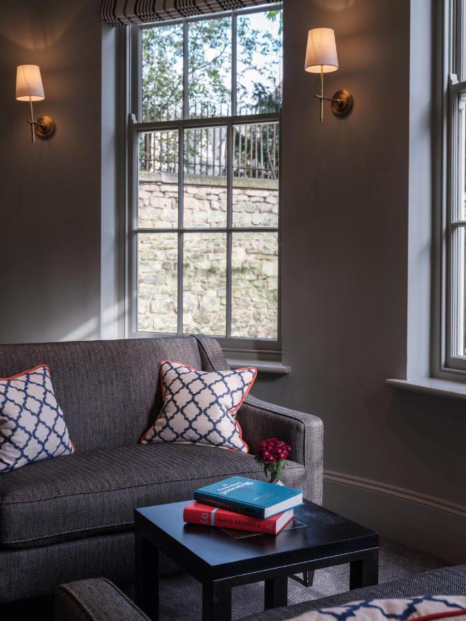 Old Bank Hotel Oxford Extérieur photo A window with a window film