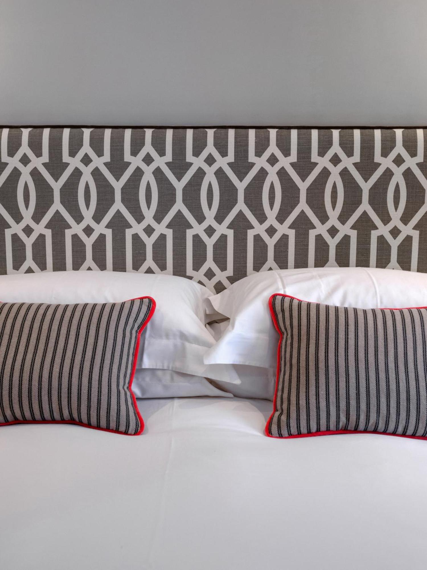 Old Bank Hotel Oxford Extérieur photo A bed with a bed frame