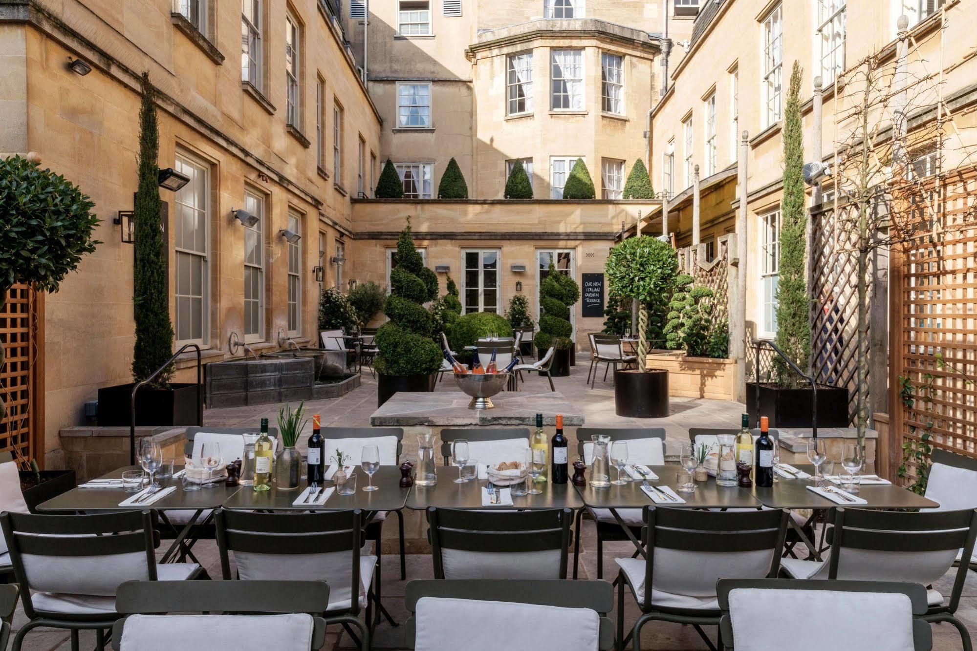 Old Bank Hotel Oxford Extérieur photo The courtyard at the hotel